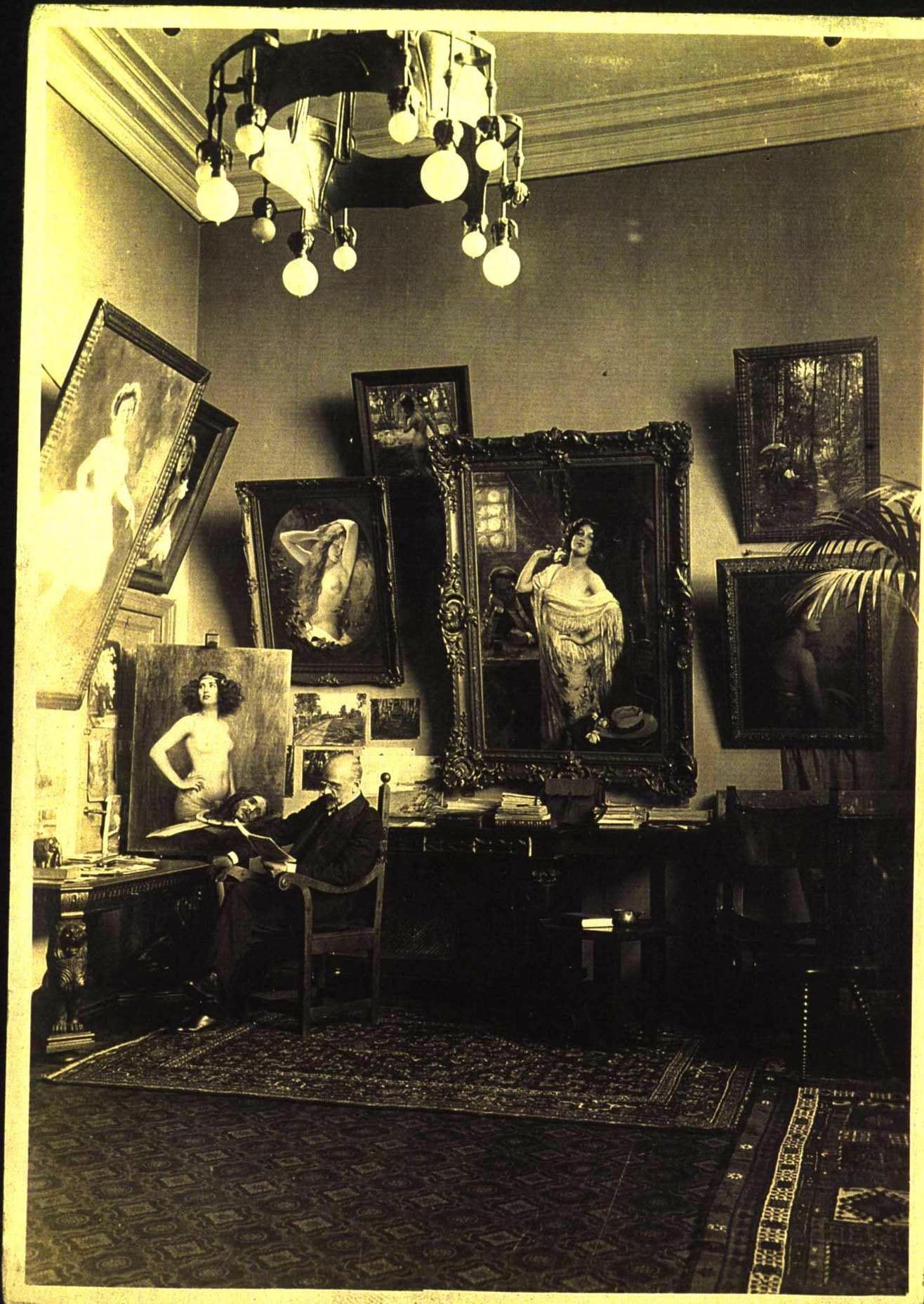 1909. This is the first studio Stember had in St. Petersburg and was on Galernaya Street. On the lef
